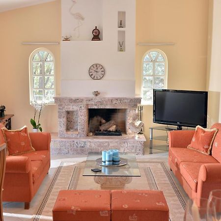 Domelia'S Luxury Apartments Near Airport & Beach Artemida  Bagian luar foto