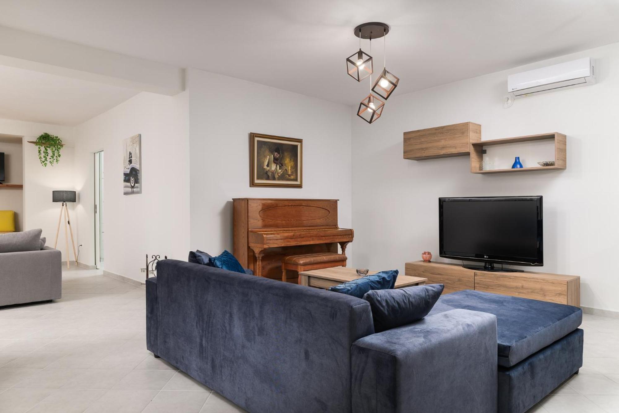 Domelia'S Luxury Apartments Near Airport & Beach Artemida  Bagian luar foto