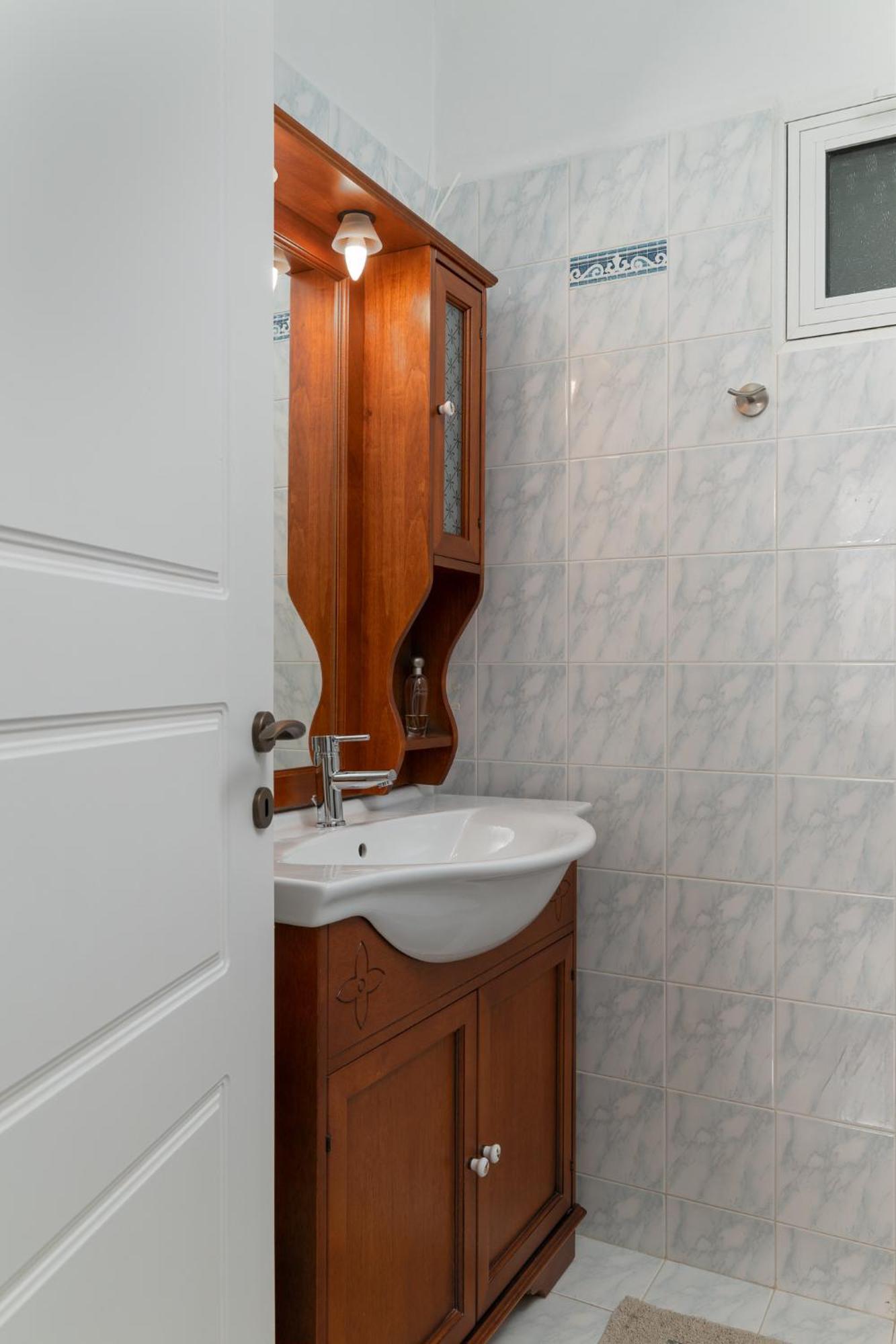 Domelia'S Luxury Apartments Near Airport & Beach Artemida  Bagian luar foto